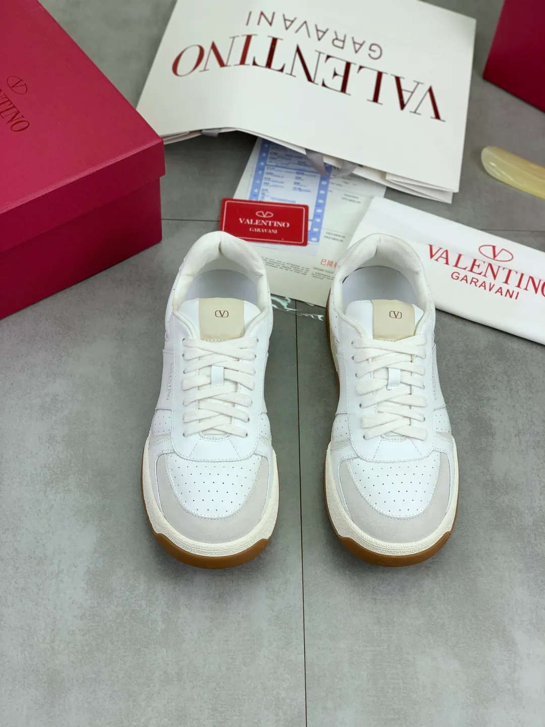 Men's men's shoes 💰P660 new top version of Valentino couple's bread shoes! Valentino Joie de Jouer series Velcro thick sole bread shoes couple style casual sports shoes white shoes original purchase development and production Joie de Jouer series simple style without losing style. The pure white base is paired with fresh green and soft beige, and the unique Velcro design highlights your personality. Every detail tells fashion and quality, wear it, take a confident step, and start the trend journey ✔️Fabric: Original customized imported first-layer cowhide ✔️Inner lining: Original customized soft sheepskin lining ✔️Outsole: Original molded non-slip TPU material ✔️Sole thickness: 3.5CM ✔️Size: Women's 35-41 Men's 38-46 (38. Male, 41 female, 46 non-refundable